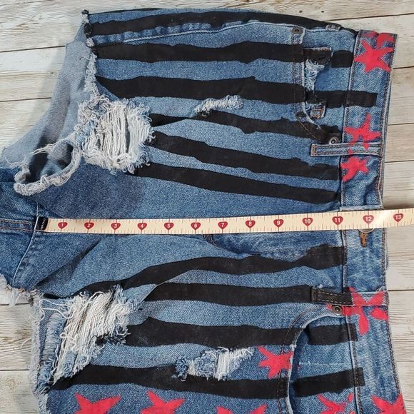 Birds of Prey Harley Quinn Destructed Jean Denim Shorts Size 5 Stars & Stripes - Picture 11 of 11